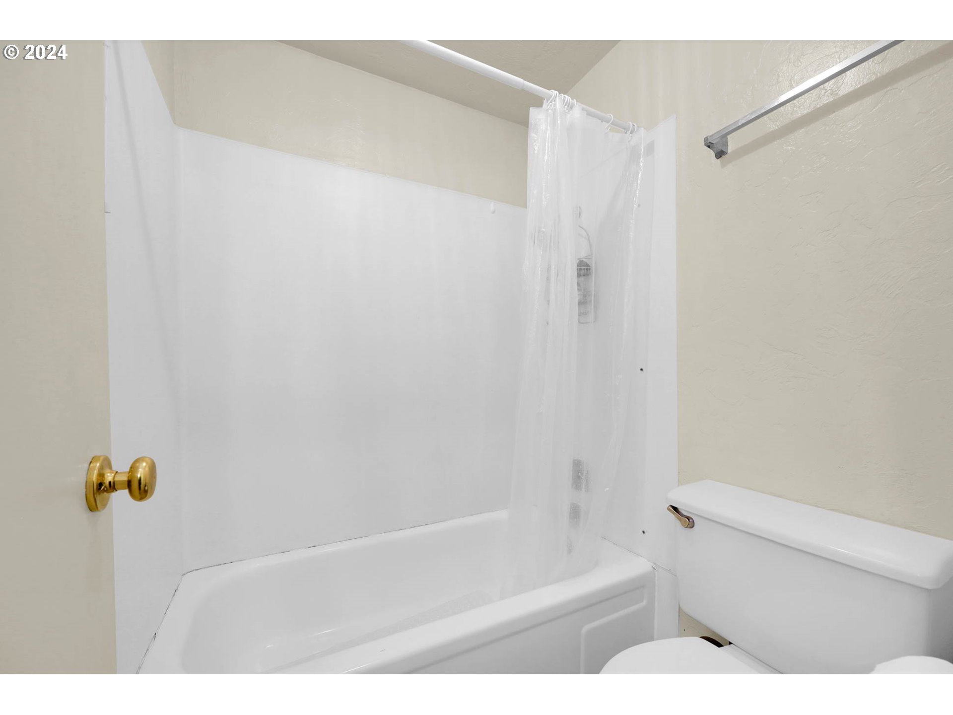 590 South 71st Street Springfield, OR 97478 - Photo 35 of 44 a bathroom with a bathtub and a shower