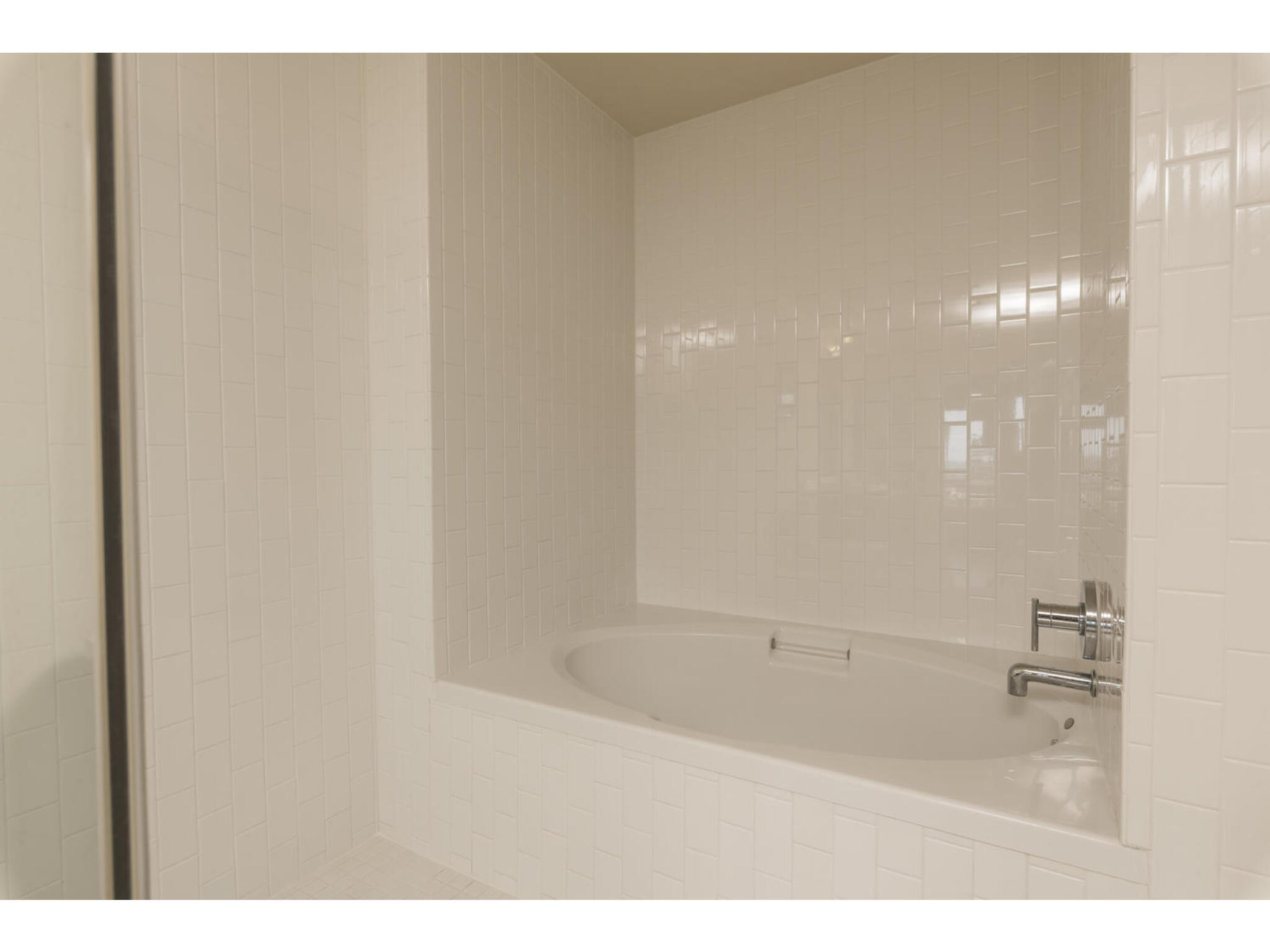 603 Davis Street, Unit 902 Austin, TX 78701 - Photo 19 of 21 Bathroom featuring a garden tub