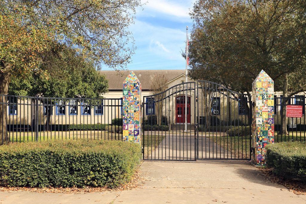 2324 Goldsmith Street, Unit A Houston, TX 77030 - Photo 28 of 30 a view of a wrought iron fences in front of house