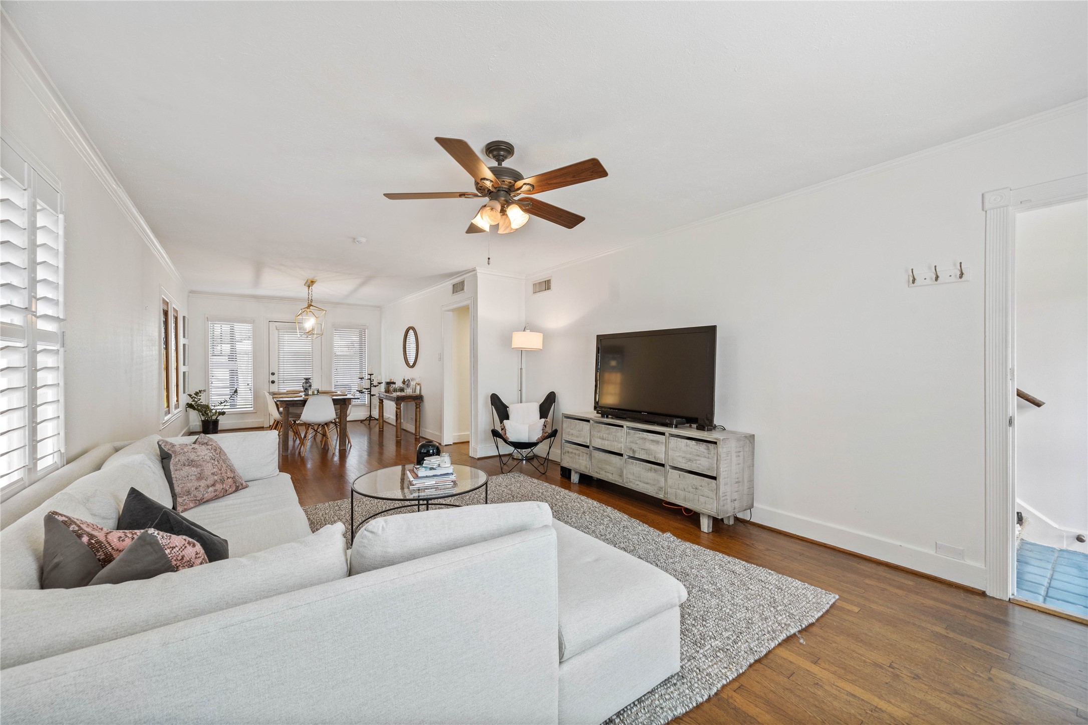 2324 Goldsmith Street, Unit A Houston, TX 77030 - Photo 4 of 30 a living room with furniture and a flat screen tv with wooden floor