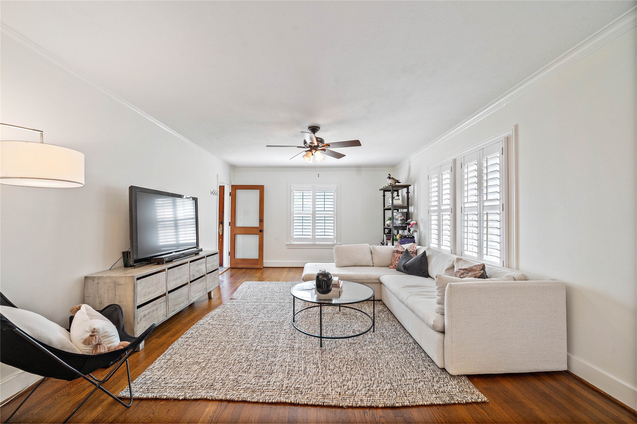 2324 Goldsmith Street, Unit A Houston, TX 77030 - Photo 6 of 30 a living room with furniture and a flat screen tv