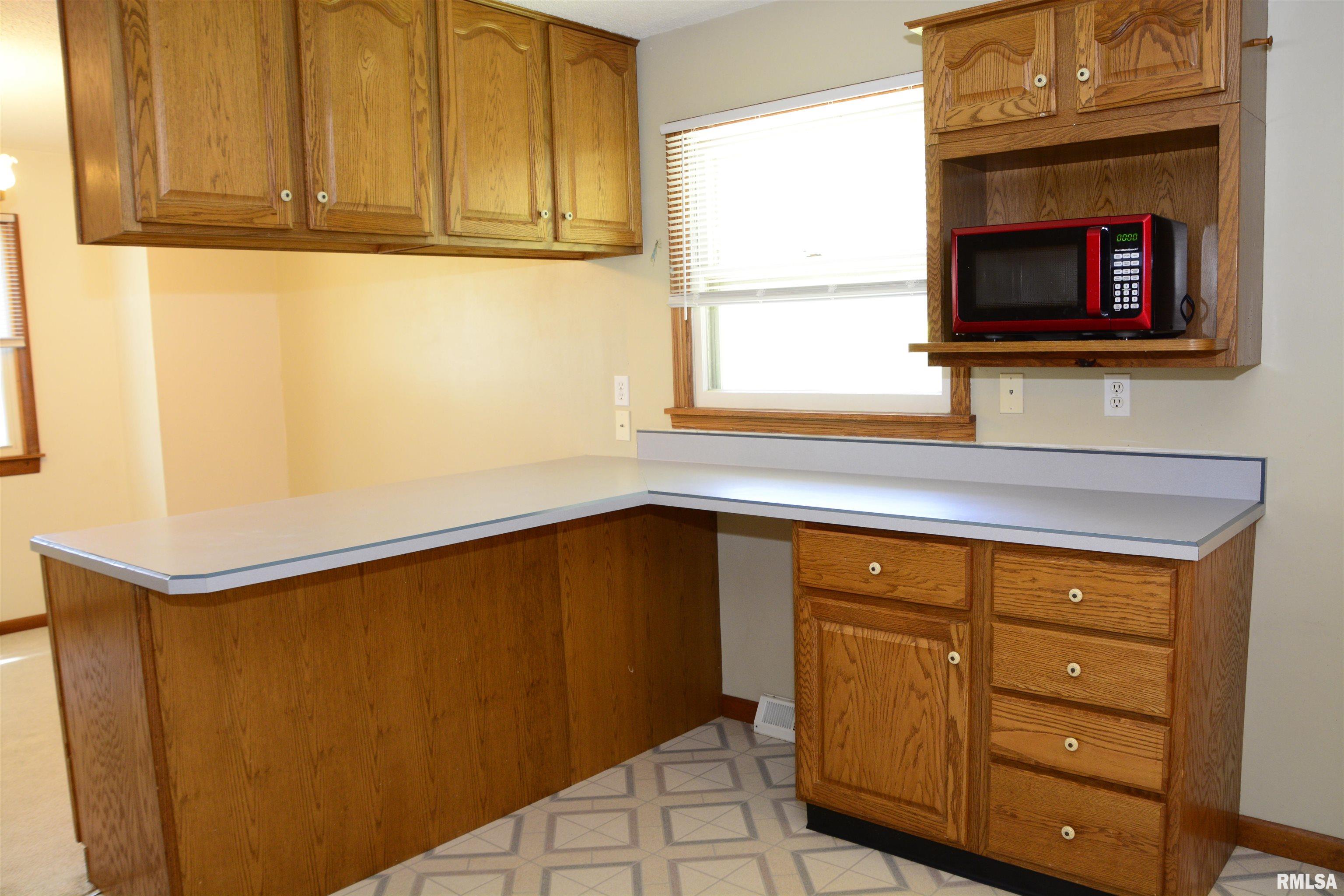 807 Meadow Drive Macomb, IL 61455 - Photo 9 of 24