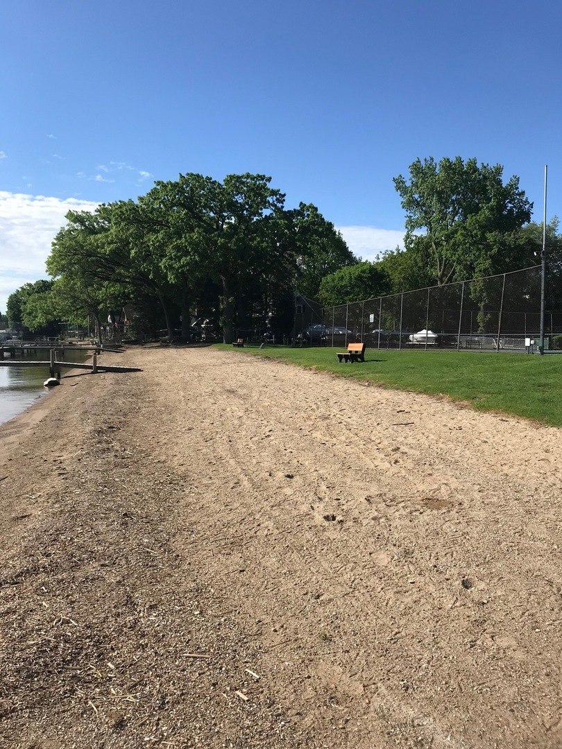 77 Mineola Road, Unit 77 Fox Lake, IL 60020 - Photo 22 of 24 a backyard of a house with lots of green space