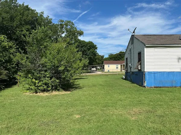 a view of an house with backyard space and garden