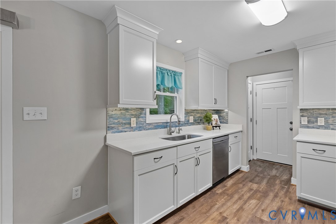323 Windsor Road Dutton, VA 23050 - Photo 12 of 43 Quartz, SS appliances, soft close, tile backsplash