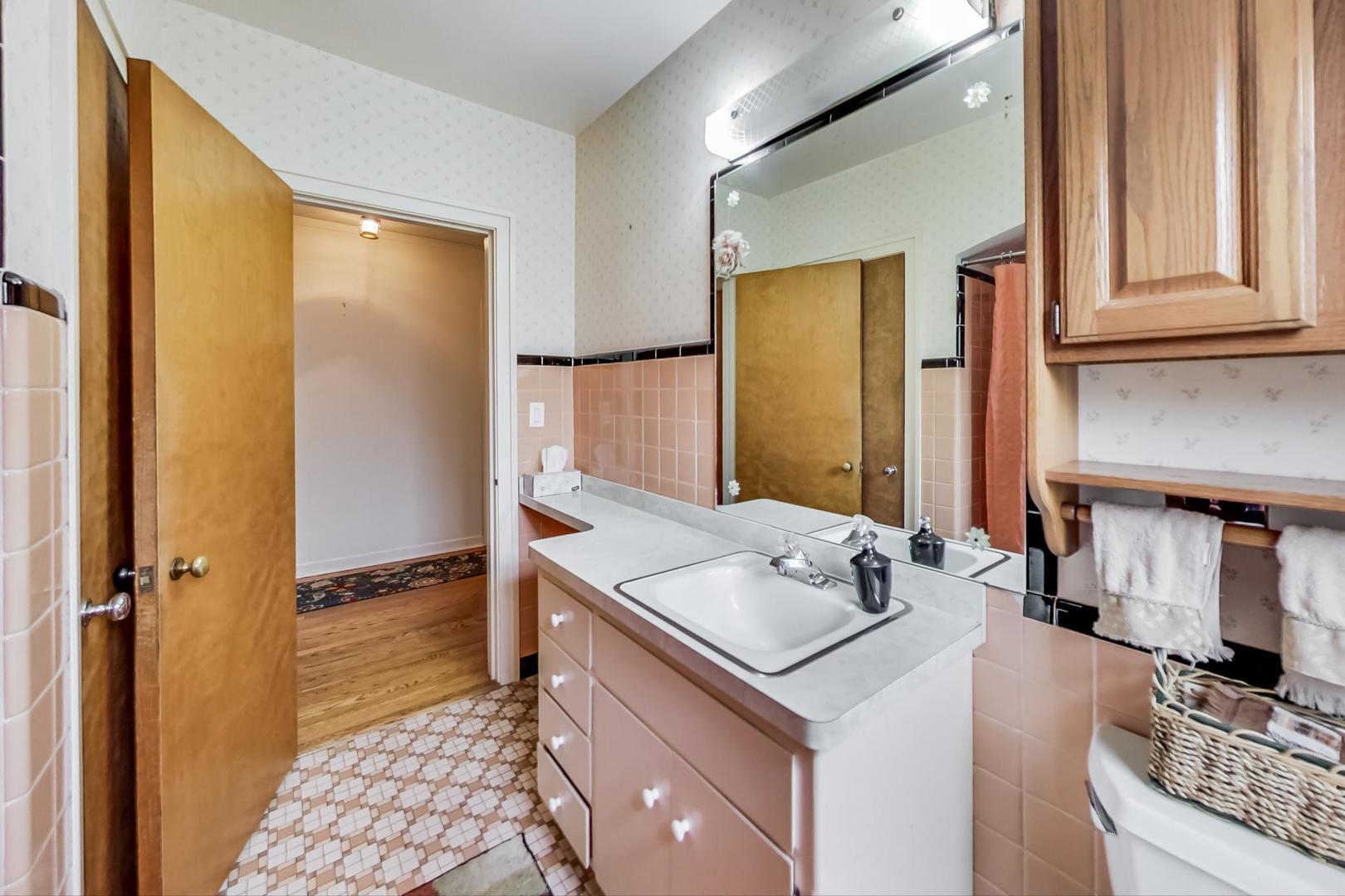 701 South Seminary Avenue Park Ridge, IL 60068 - Photo 21 of 60 a bathroom with a sink and a mirror