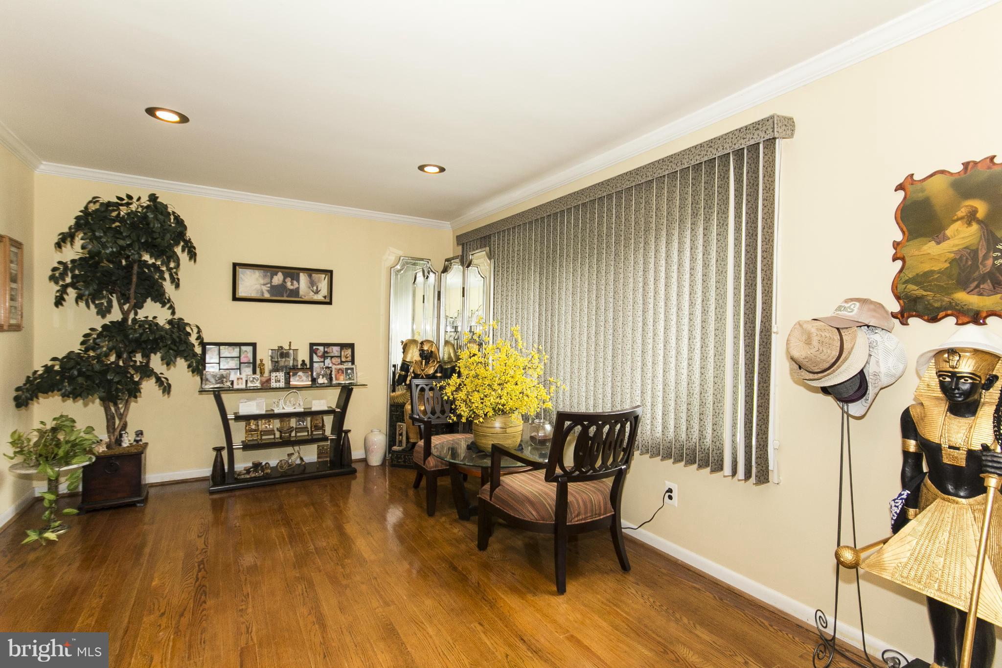8207 Sagramore Road Baltimore, MD 21237 - Photo 5 of 23 Living Room