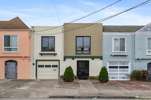 a view of a entrance of the house