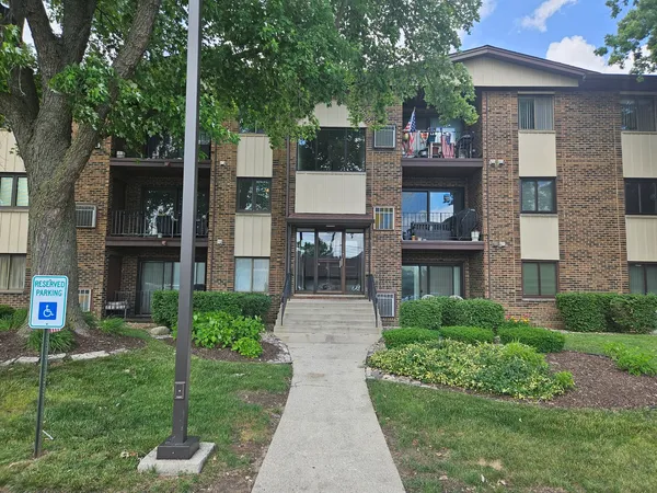 $2,100 | 14033 South Laramie Avenue, Unit 408, Crestwood, IL 60418
