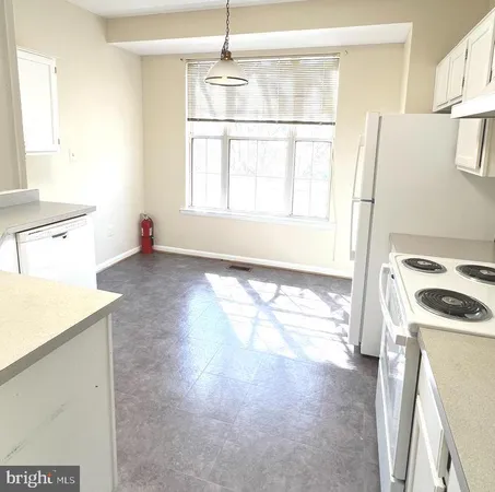 $2,300 | 10337 Royal Woods Court, Gaithersburg, MD 20886