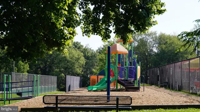 $2,700 | 10337 Royal Woods Court, Gaithersburg, MD 20886