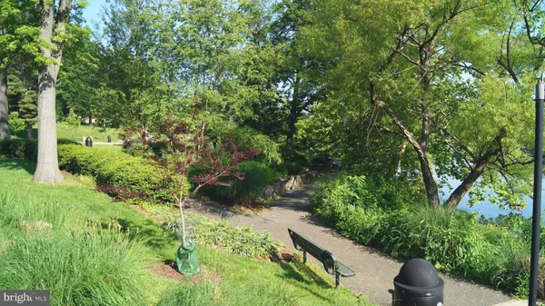 $2,300 | 10337 Royal Woods Court, Gaithersburg, MD 20886