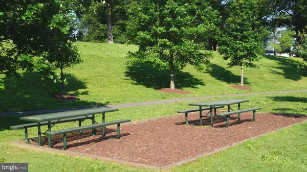 $2,300 | 10337 Royal Woods Court, Gaithersburg, MD 20886