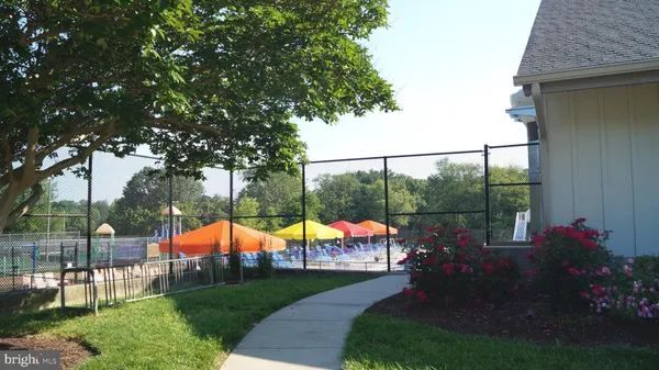 $2,300 | 10337 Royal Woods Court, Gaithersburg, MD 20886