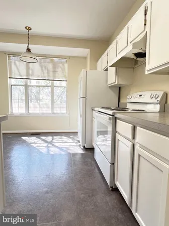 $2,300 | 10337 Royal Woods Court, Gaithersburg, MD 20886