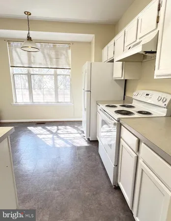 $2,300 | 10337 Royal Woods Court, Gaithersburg, MD 20886