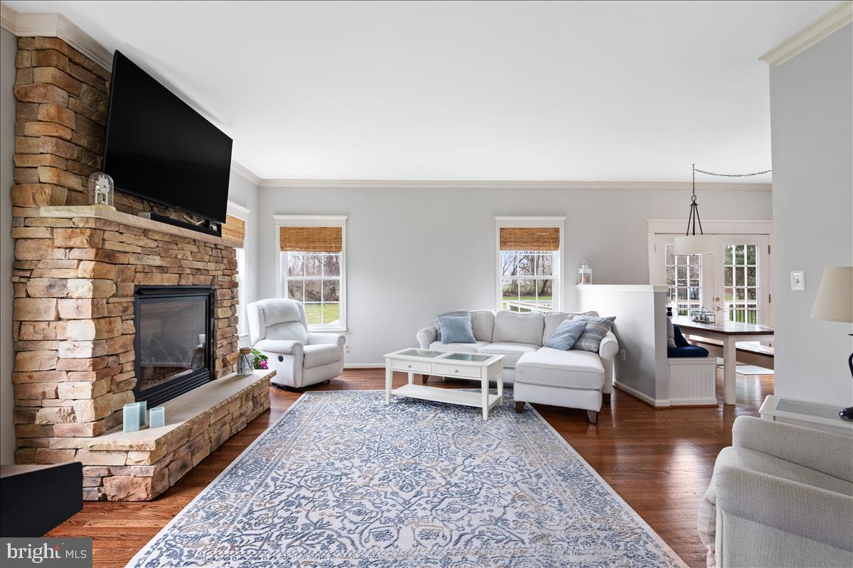 210 Shea Road Lothian, MD 20711 - Photo 10 of 41 Bright Family Room