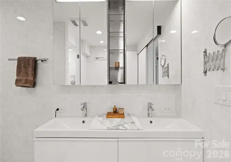 a picture of a mirror