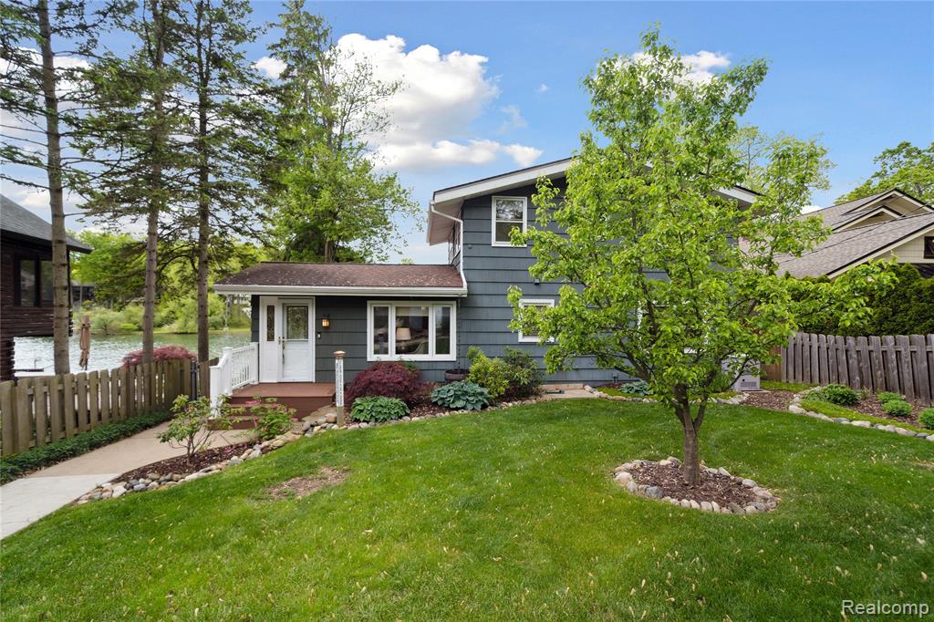 2009 Ridge Road White Lake, MI 48383 - Photo 2 of 56