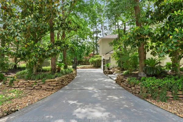 a view of a back yard