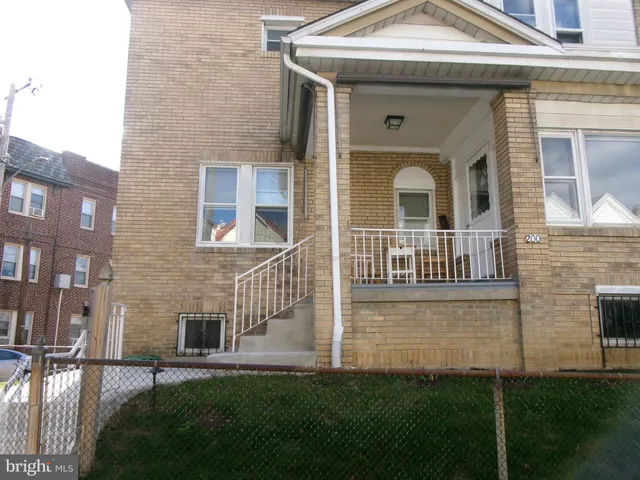 a view of front of a house with a yard