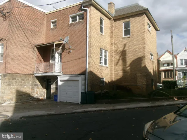 a view of a back yard of the house