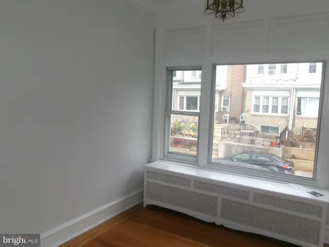 a view of entryway with window