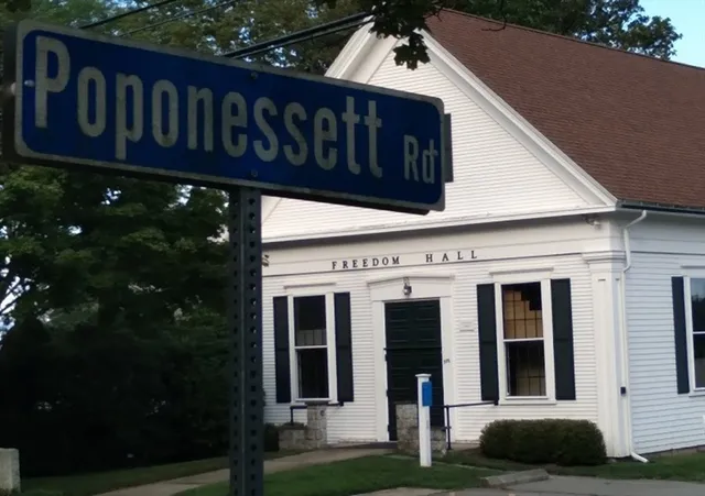 a view of a house with entryway and a yard