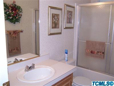 3250 North Anderson Road Exeter, CA 93221 - Photo 27 of 29 DW- Guest bath