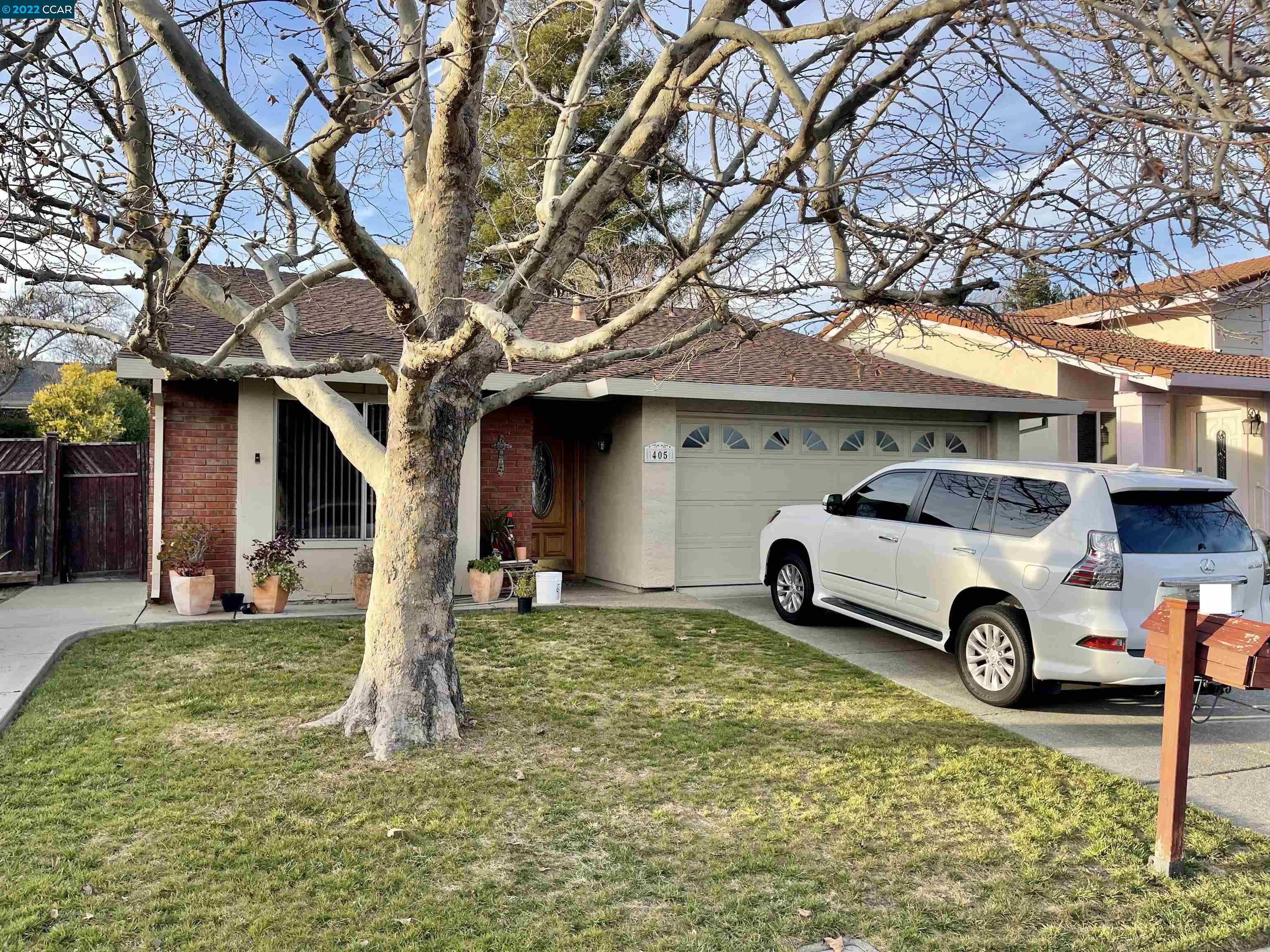 a car parked in front of white house