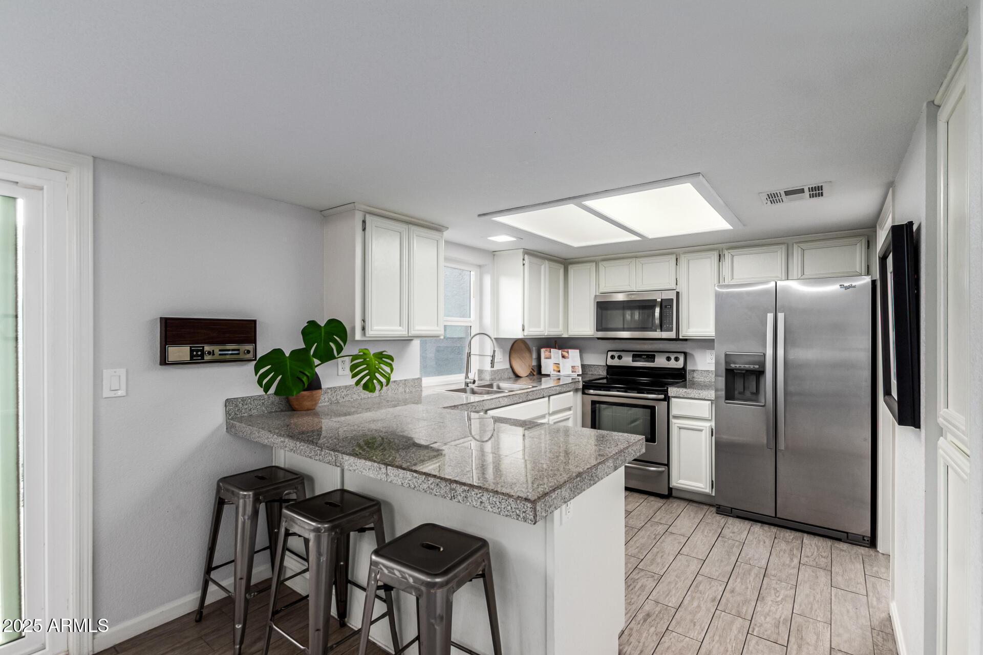 6509 North 10th Place Phoenix, AZ 85014 - Photo 3 of 28 18 - 10th