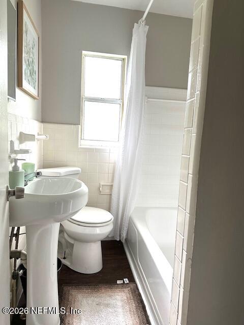 5620 Bagnal Road Jacksonville, FL 32205 - Photo 27 of 31 a bathroom with a toilet sink and a bathtub