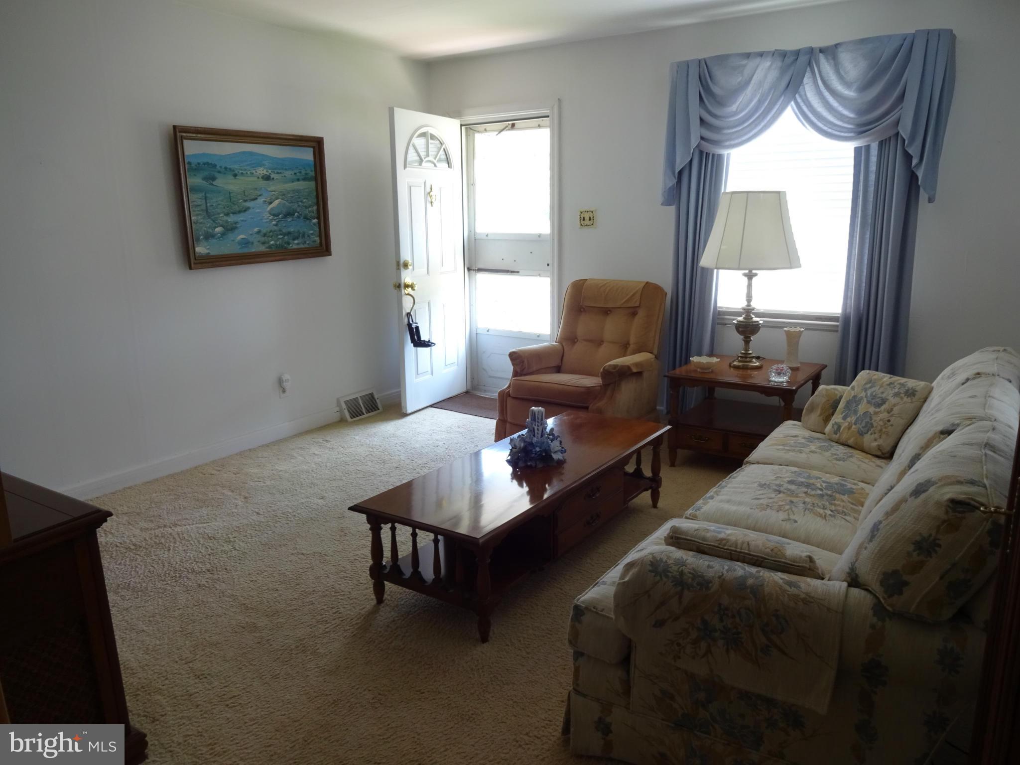 934 Martin Road Baltimore, MD 21221 - Photo 3 of 16 Living Room