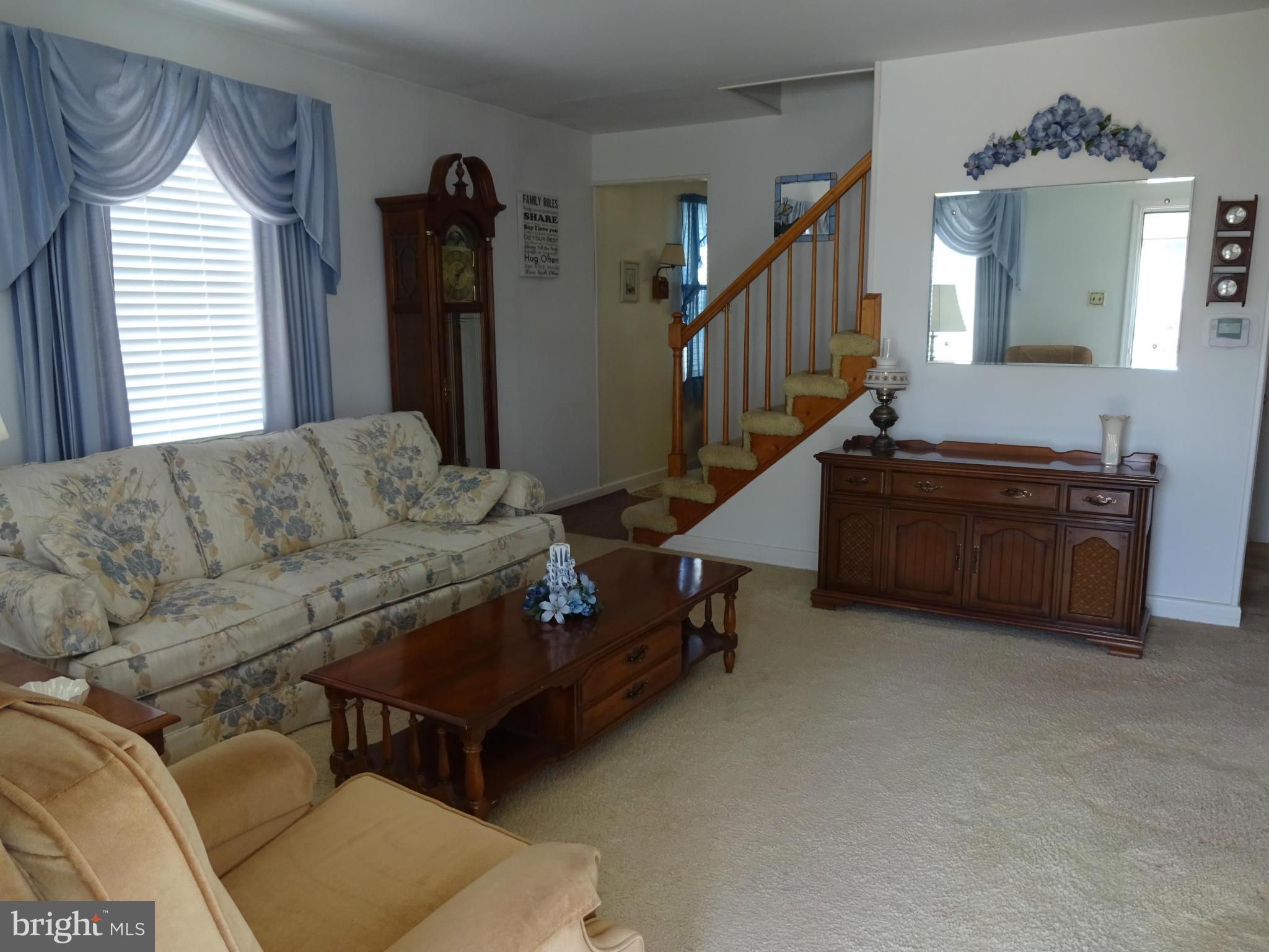 934 Martin Road Baltimore, MD 21221 - Photo 4 of 16 2nd Photo of the Living Room