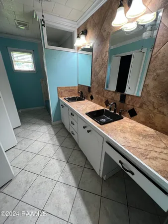 $1,900 | 616 East Broussard Road, Lafayette, LA 70503