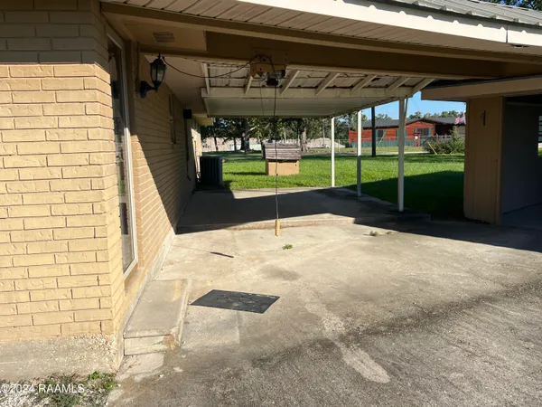 $1,900 | 616 East Broussard Road, Lafayette, LA 70503