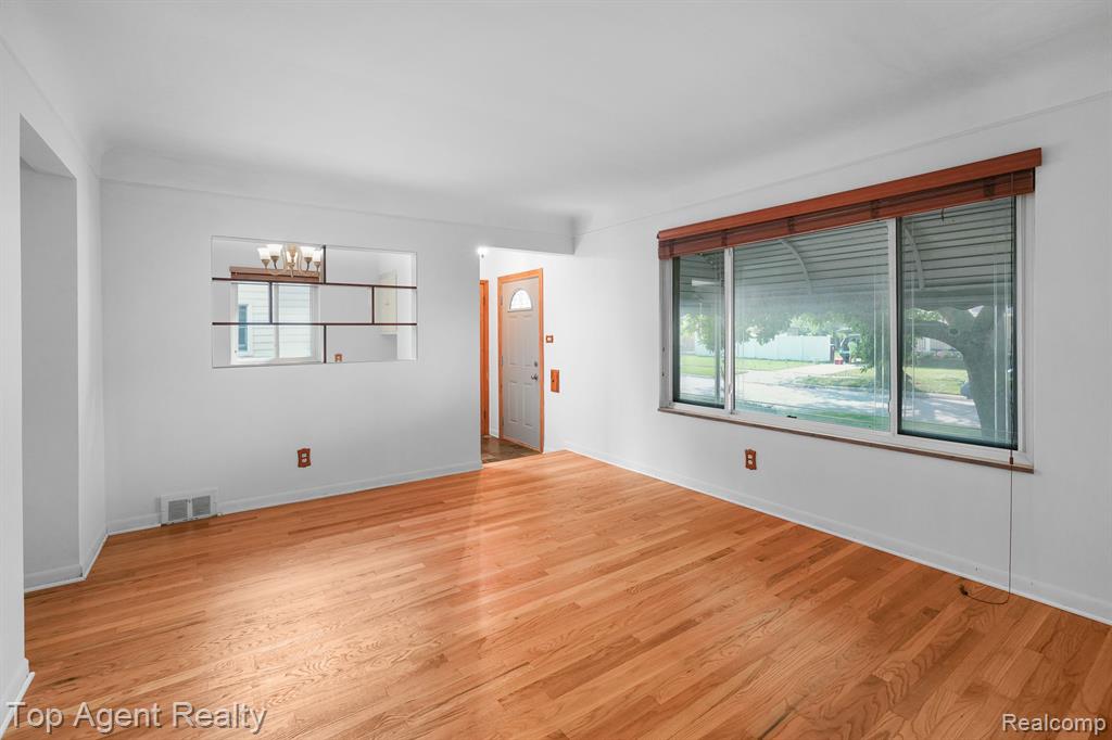 8057 Dale Center Line, MI 48015 - Photo 4 of 24
