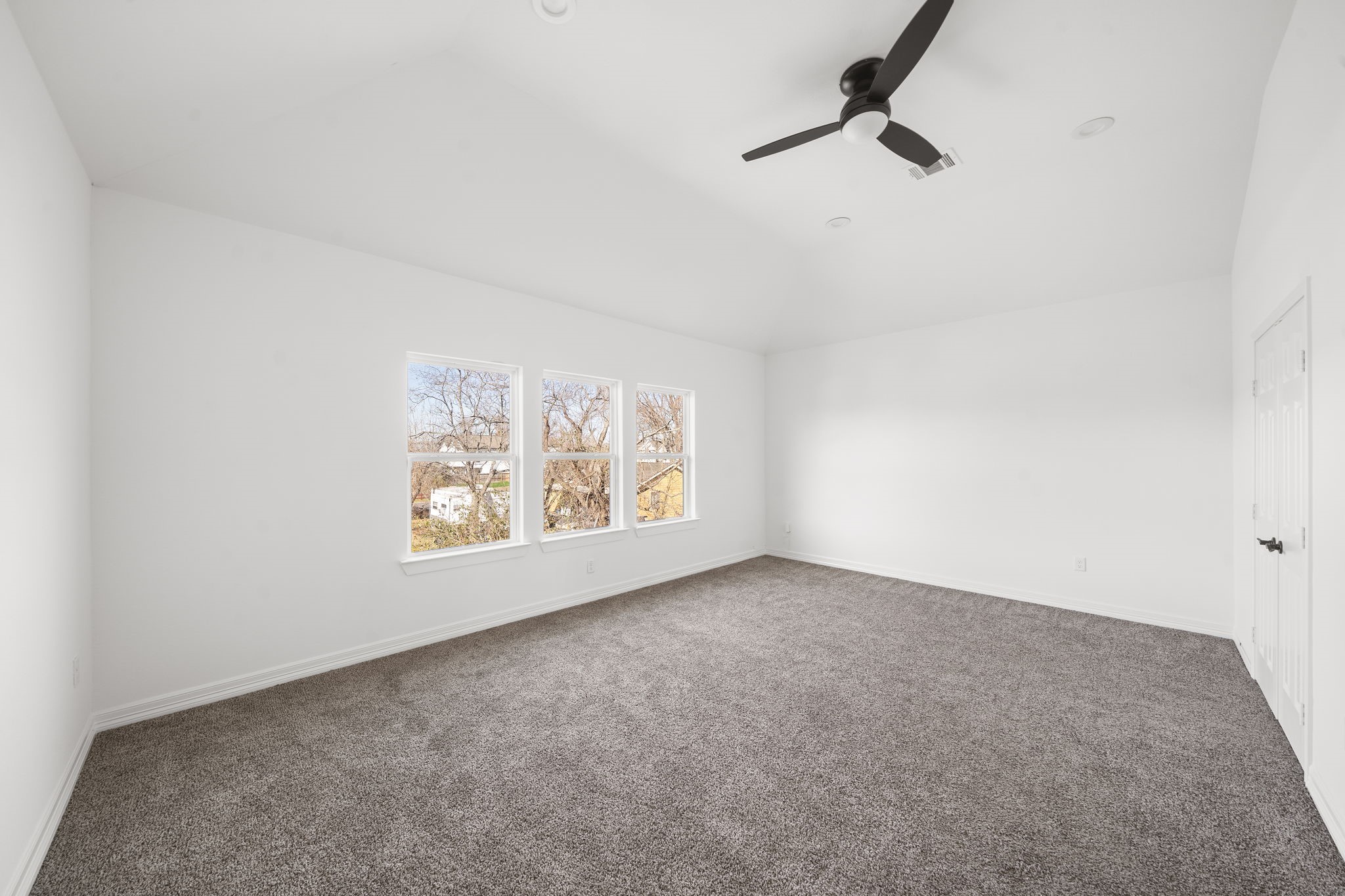 2019 Harlem Street Houston, TX 77020 - Photo 19 of 37 an empty room with windows