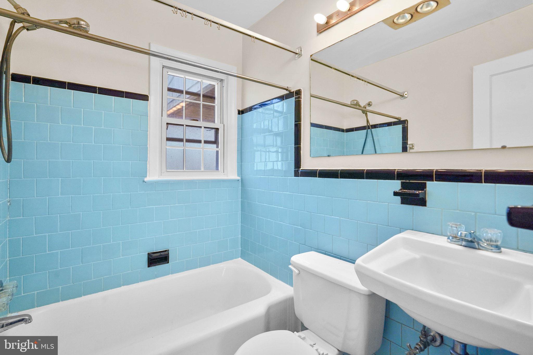 809 Buckingham Drive Silver Spring, MD 20901 - Photo 20 of 34 Main level full bathroom
