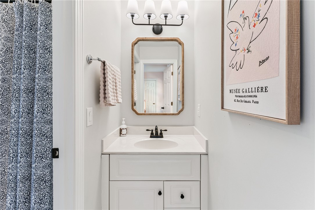 112 Rosemont Street St. Simons Island, GA 31522 - Photo 27 of 39 Jack and Jill Bathroom