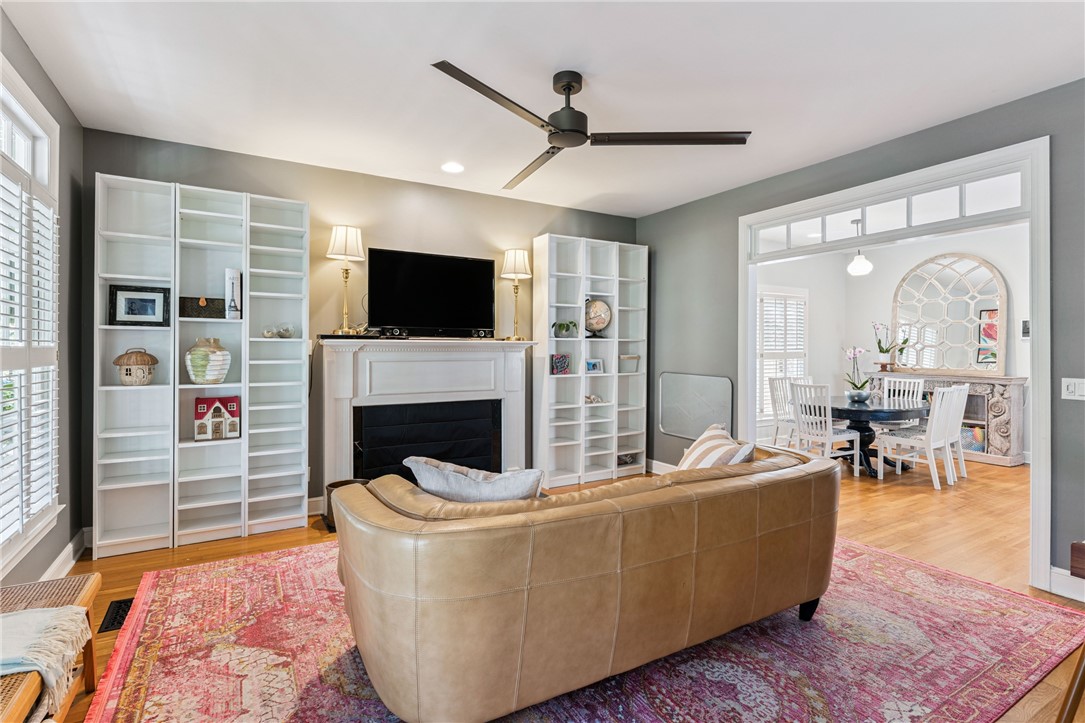 112 Rosemont Street St. Simons Island, GA 31522 - Photo 6 of 39 Living Room