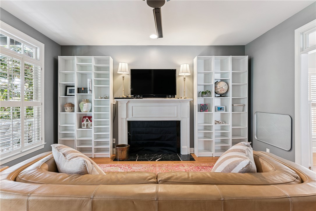 112 Rosemont Street St. Simons Island, GA 31522 - Photo 7 of 39 Living Room