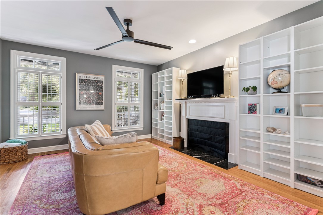 112 Rosemont Street St. Simons Island, GA 31522 - Photo 9 of 39 Living Room