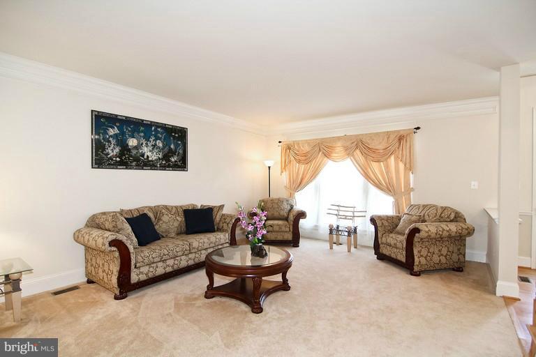 18612 Thundercloud Road Boyds, MD 20841 - Photo 3 of 24 Living Room