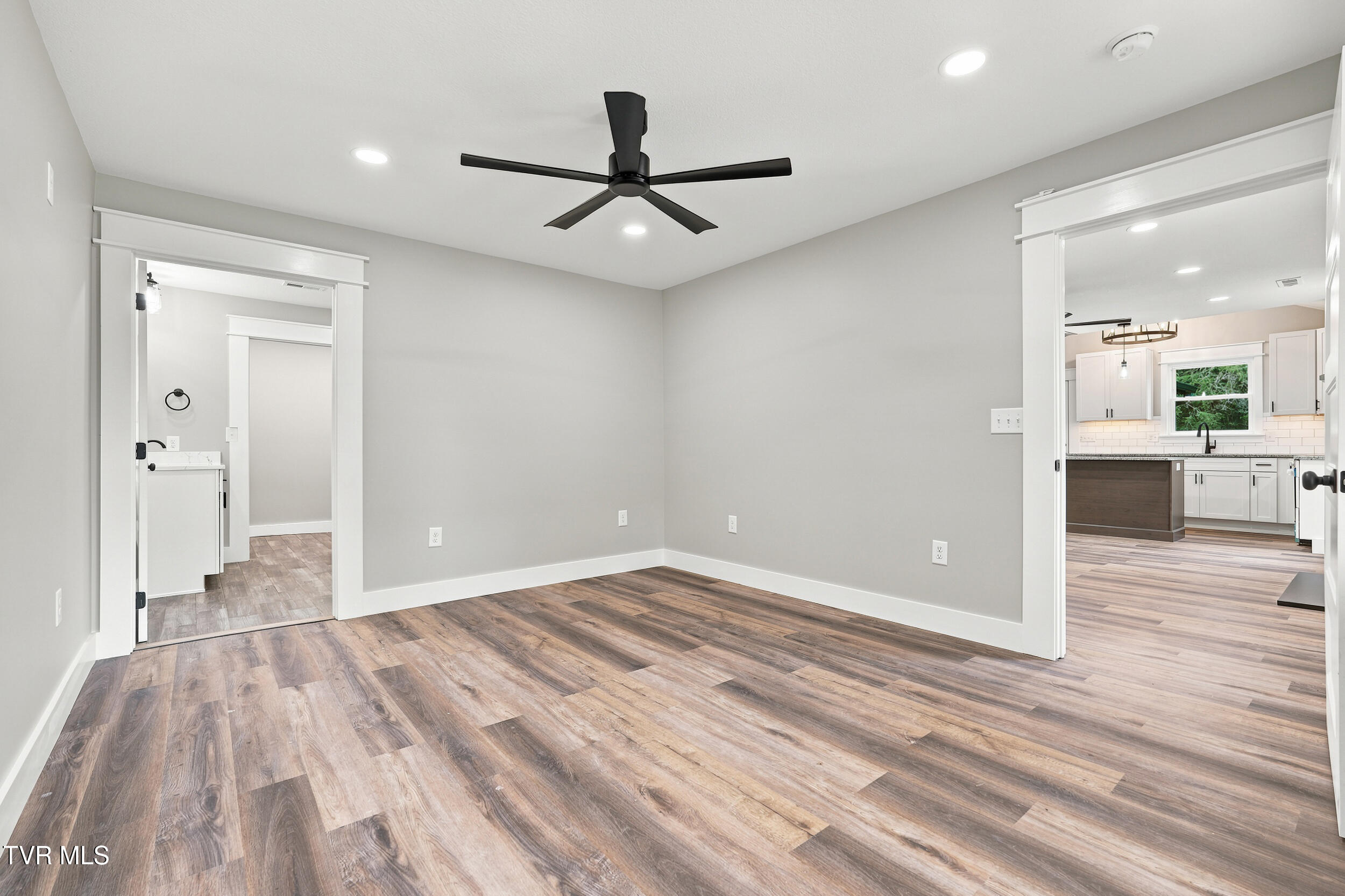 707 Cooks Valley Road Kingsport, TN 37664 - Photo 20 of 35 Primary Bedroom