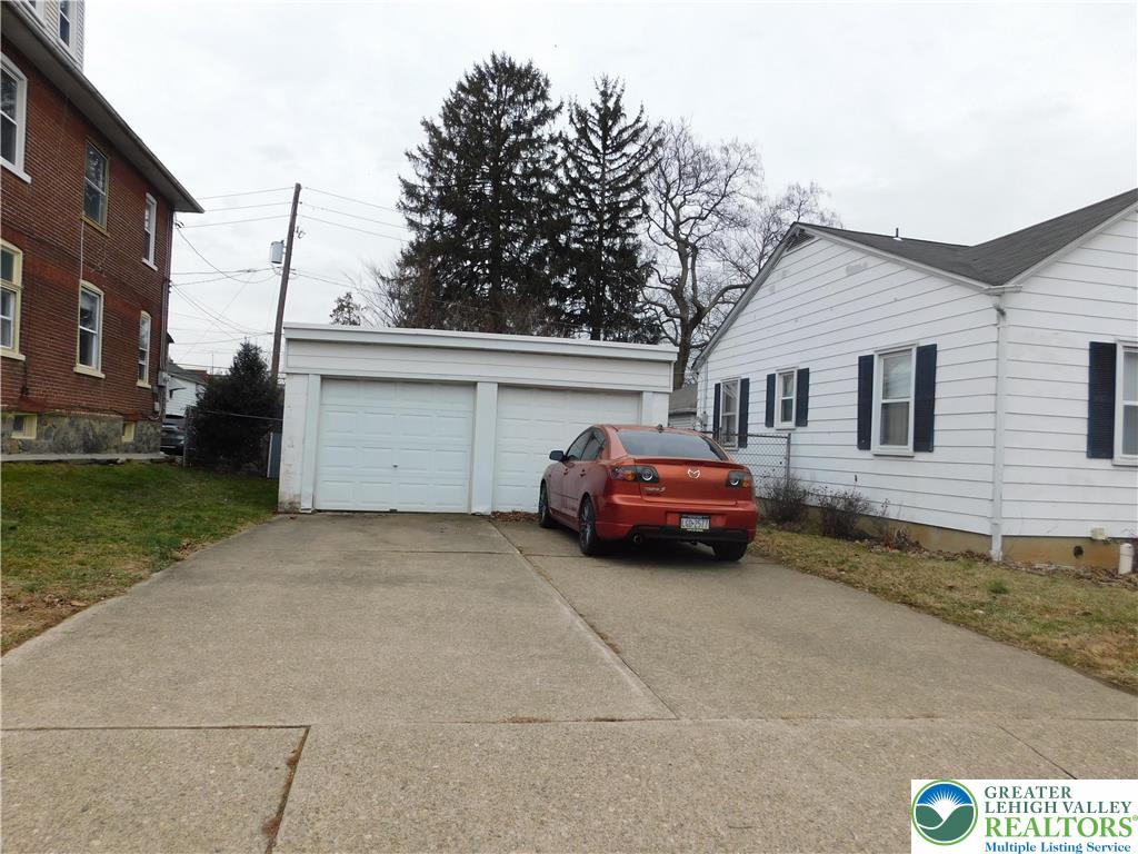 1037 Maple Street Bethlehem, PA 18018 - Photo 6 of 24