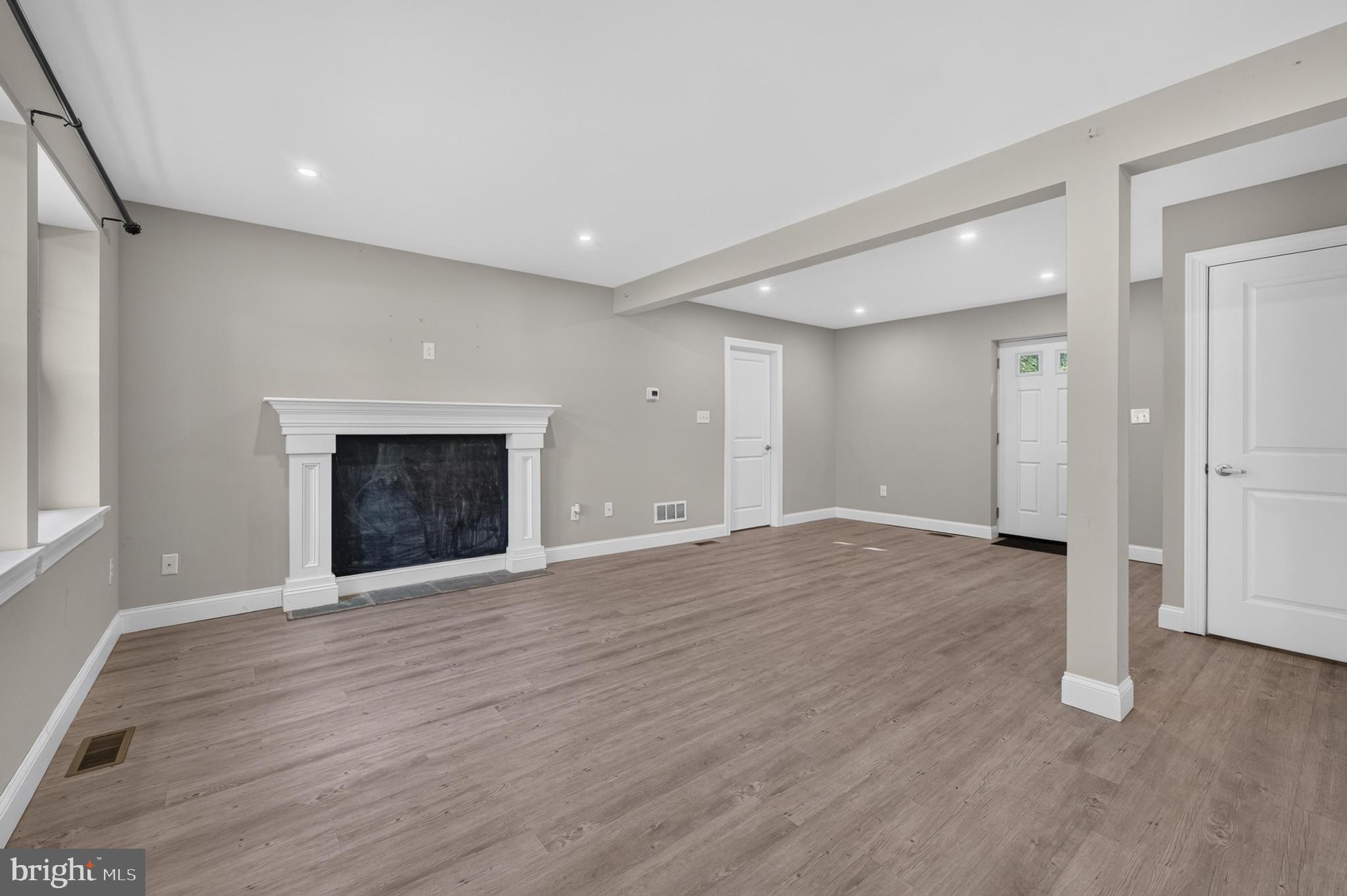 62 Higgins Avenue Clementon, NJ 08021 - Photo 2 of 20 Wide open living room