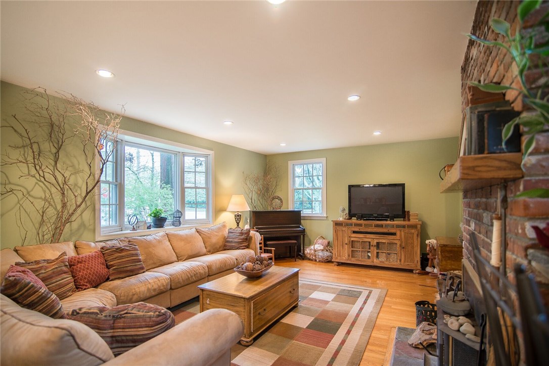 4 Surrey Road Barrington, RI 02806 - Photo 8 of 19