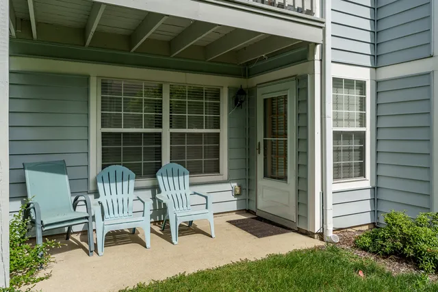 a chairs and a table in a backyard
