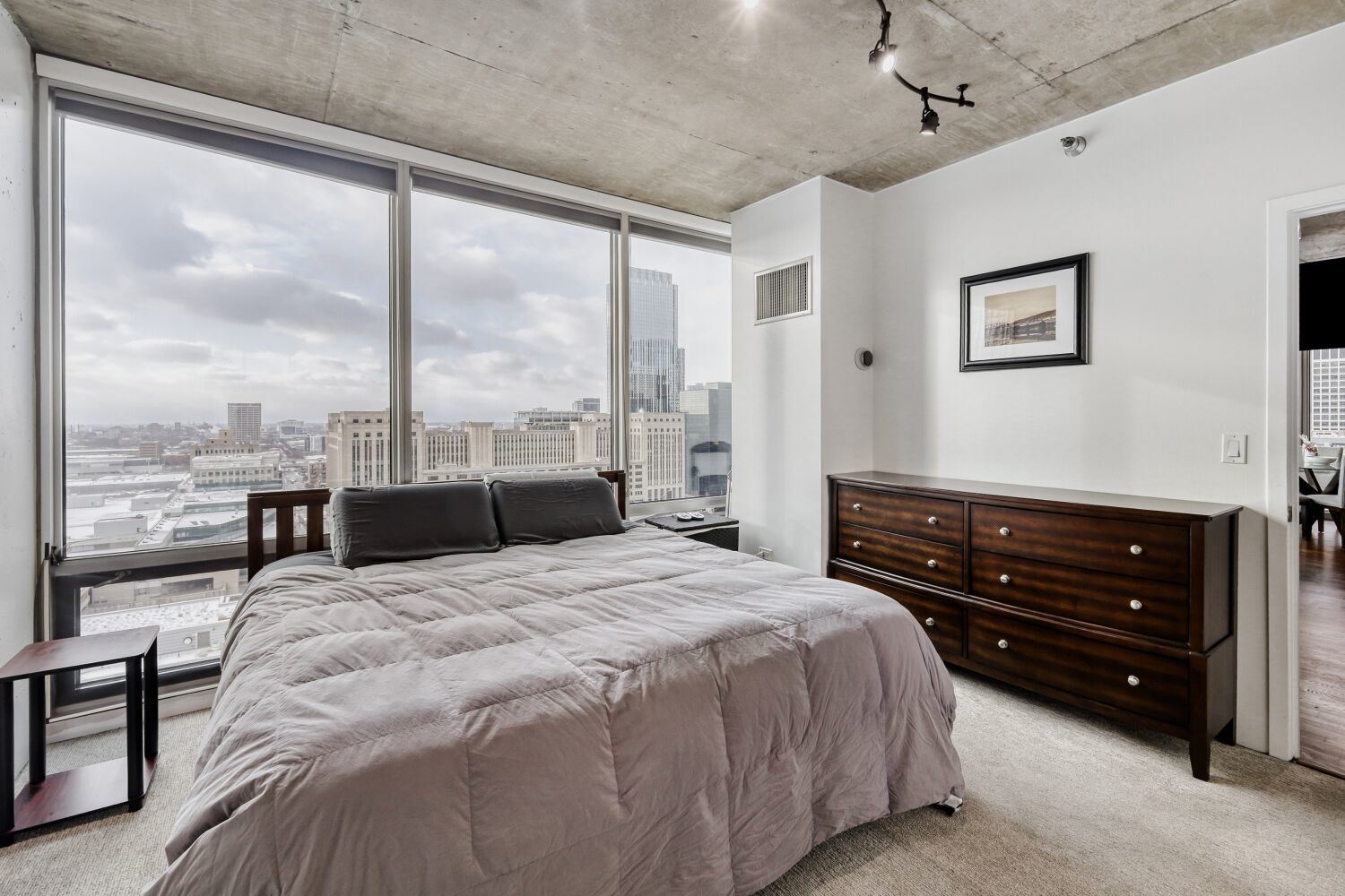 611 South Wells Street, Unit 2304 Chicago, IL 60607 - Photo 7 of 20 a bedroom with a bed and window